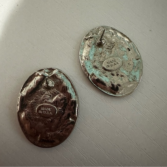 Vtg Silvertone & Cream Enameled Earrings - Picture 5 of 6